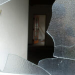 窓ガラスが割れた！原因と対策、修理費用の相場も徹底解説！