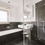 トクラスのお風呂で後悔する人の共通点。人造大理石の「罠」と真の価値を徹底解説