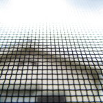 ロール網戸の「網だけ交換」はDIY禁止？自分でやるなら本体交換一択の理由